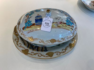 Une terrine couverte sur support en porcelaine de Chine famille rose, Qianlong — photo 1