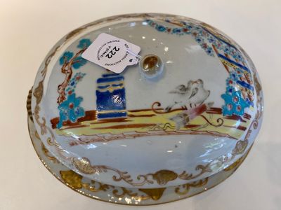 Une terrine couverte sur support en porcelaine de Chine famille rose, Qianlong — photo 2
