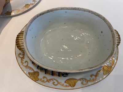 Une terrine couverte sur support en porcelaine de Chine famille rose, Qianlong — photo 4