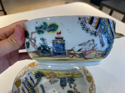 Une terrine couverte sur support en porcelaine de Chine famille rose, Qianlong — photo 5
