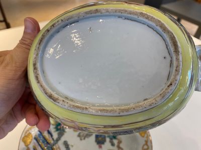 Une terrine couverte sur support en porcelaine de Chine famille rose, Qianlong — photo 6