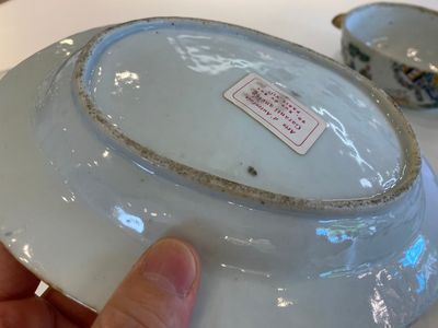 Une terrine couverte sur support en porcelaine de Chine famille rose, Qianlong — photo 10