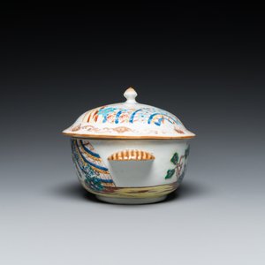 Une terrine couverte sur support en porcelaine de Chine famille rose, Qianlong — photo 7