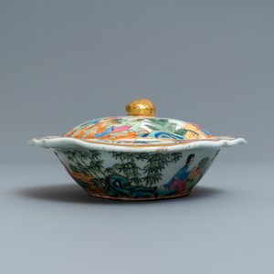 Une terrine couverte, une assiette et un bol en porcelaine de Chine famille rose, 19ème — photo 11