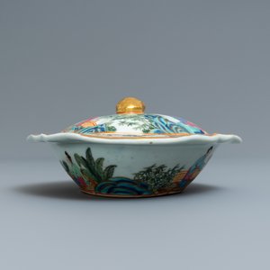 Une terrine couverte, une assiette et un bol en porcelaine de Chine famille rose, 19ème — photo 13