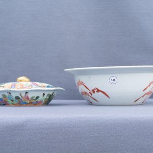 Une terrine couverte, une assiette et un bol en porcelaine de Chine famille rose, 19ème — photo 16