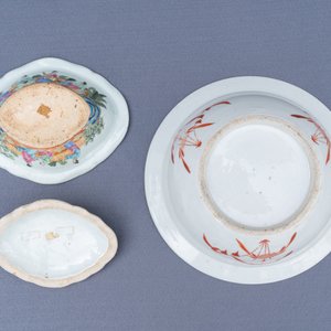 Une terrine couverte, une assiette et un bol en porcelaine de Chine famille rose, 19ème — photo 19