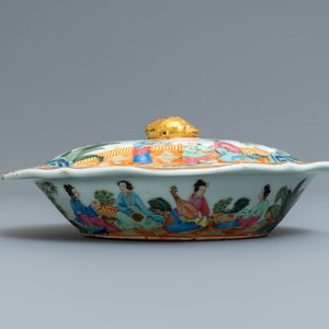 Une terrine couverte, une assiette et un bol en porcelaine de Chine famille rose, 19ème — photo 10