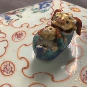 Une terrine de forme hexagonale sur son support en porcelaine de Chine famille rose, Qianlong — photo 11