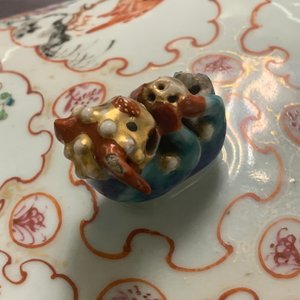 Une terrine de forme hexagonale sur son support en porcelaine de Chine famille rose, Qianlong — photo 12