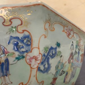Une terrine de forme hexagonale sur son support en porcelaine de Chine famille rose, Qianlong — photo 23