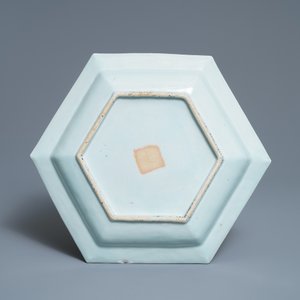 Une terrine de forme hexagonale sur son support en porcelaine de Chine famille rose, Qianlong — photo 3