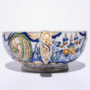 Une terrine en faïence de Delft polychrome à décor "Tonnerre", vers 1700 — photo 3