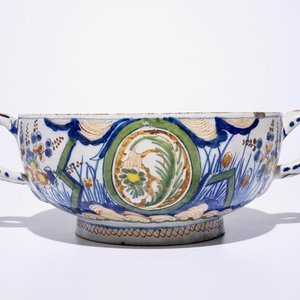 Une terrine en faïence de Delft polychrome à décor "Tonnerre", vers 1700 — photo 4