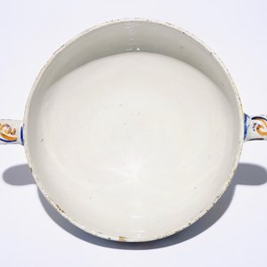 Une terrine en faïence de Delft polychrome à décor "Tonnerre", vers 1700 — photo 6