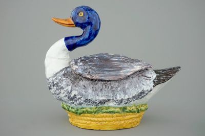 Une terrine en forme de canard en faïence de Bruxelles, 18ème