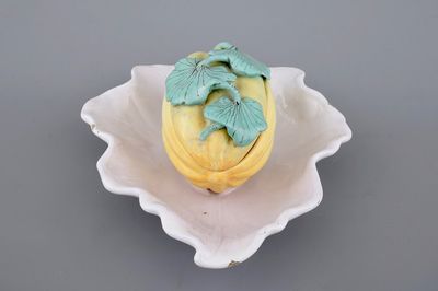 Une terrine en forme de melon sur sa feuille en faïence allemande de Schrezheim, 18ème siècle