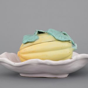 Une terrine en forme de melon sur sa feuille en faïence allemande de Schrezheim, 18ème siècle — photo 3