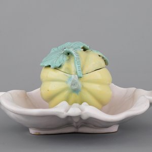 Une terrine en forme de melon sur sa feuille en faïence allemande de Schrezheim, 18ème siècle — photo 4