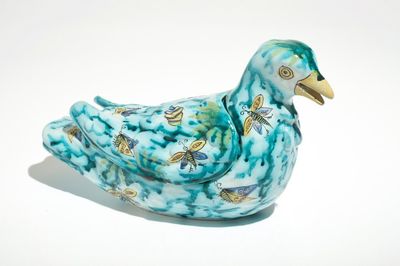 Une terrine en forme de pigeon en faïence polychrome de Bruxelles, 18ème