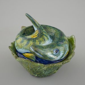Une terrine en forme de poisson en faïence polychrome de Delft, 18ème — photo 1