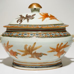 Une terrine en porcelaine de Chine Canton en rouge de fer à décor de poissons rouges, 19ème — photo 2