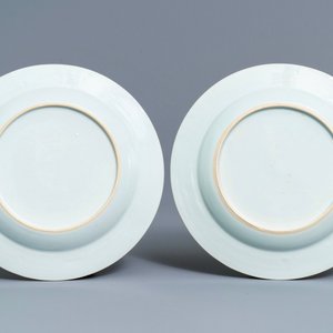 Une terrine en porcelaine de Chine famille rose et deux assiettes en grisaille, Qianlong — photo 3