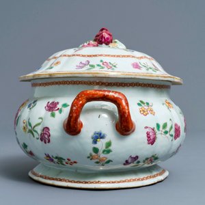Une terrine en porcelaine de Chine famille rose et deux assiettes en grisaille, Qianlong — photo 5