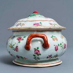 Une terrine en porcelaine de Chine famille rose et deux assiettes en grisaille, Qianlong — photo 7