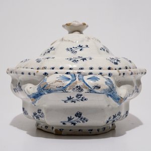 Une terrine et son couvercle en faïence de Bruxelles à décor “La Haie Fleurie” en bleu et blanc, 18ème — photo 5