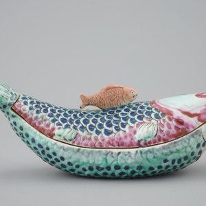 Une terrine et son couvercle en forme de carpe en porcelaine de Chine famille rose, Qianlong, 18ème — photo 2