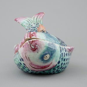 Une terrine et son couvercle en forme de carpe en porcelaine de Chine famille rose, Qianlong, 18ème — photo 3