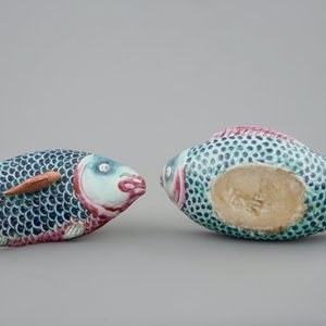 Une terrine et son couvercle en forme de carpe en porcelaine de Chine famille rose, Qianlong, 18ème — photo 7