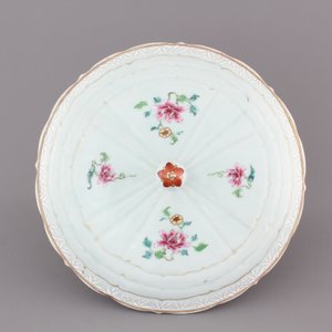 Une terrine et son couvercle en porcelaine de Chine famille rose, 18ème — photo 7