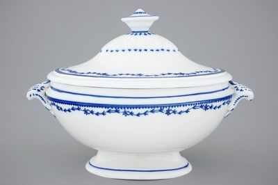 Une terrine et son couvercle en porcelaine de Tournai, 18ème