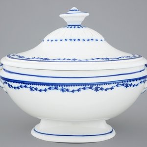 Une terrine et son couvercle en porcelaine de Tournai, 18ème — photo 1