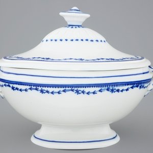 Une terrine et son couvercle en porcelaine de Tournai, 18ème — photo 3