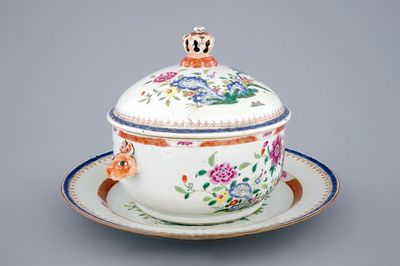 Une terrine et son couvercle sur présentoir en porcelaine de Chine famille rose export, Qianlong, 18ème