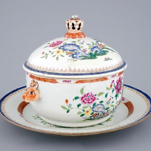 Une terrine et son couvercle sur présentoir en porcelaine de Chine famille rose export, Qianlong, 18ème — photo 1