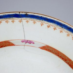 Une terrine et son couvercle sur présentoir en porcelaine de Chine famille rose export, Qianlong, 18ème — photo 4