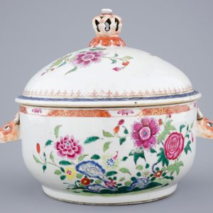 Une terrine et son couvercle sur présentoir en porcelaine de Chine famille rose export, Qianlong, 18ème — photo 7