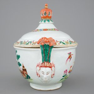 Une terrine et son couvercle sur présentoir en porcelaine de Chine famille rose export, Qianlong, 18ème — photo 2