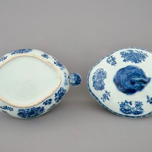 Une terrine et son souvercle en porcelaine de Chine bleu et blanc, Qianlong — photo 6