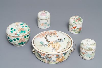 Une terrine et trois réchauds en porcelaine de Chine qianjiang cai et une boîte couverte famille rose, 19/20ème