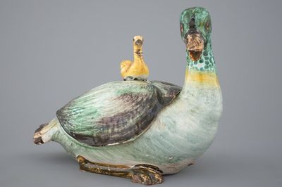 Une terrine polychrome en forme de canard, prob. Bruxelles, 18ème