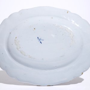 Une terrine sur présentoir en faïence de Delft technique mixte à décor de chinoiserie, 18ème — photo 3