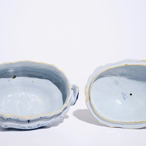 Une terrine sur présentoir en faïence de Delft technique mixte à décor de chinoiserie, 18ème — photo 8