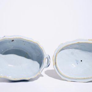 Une terrine sur présentoir en faïence de Delft technique mixte à décor de chinoiserie, 18ème — photo 9