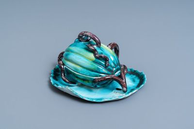 Une terrine sur présentoir en forme de melon en faïence polychrome de Bruxelles, 18ème