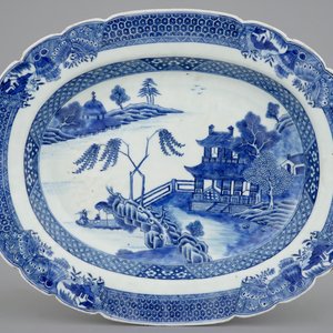 Une terrine sur présentoir en porcelaine de Chine bleu et blanc pour l'export, Qianlong, 18ème — photo 8
